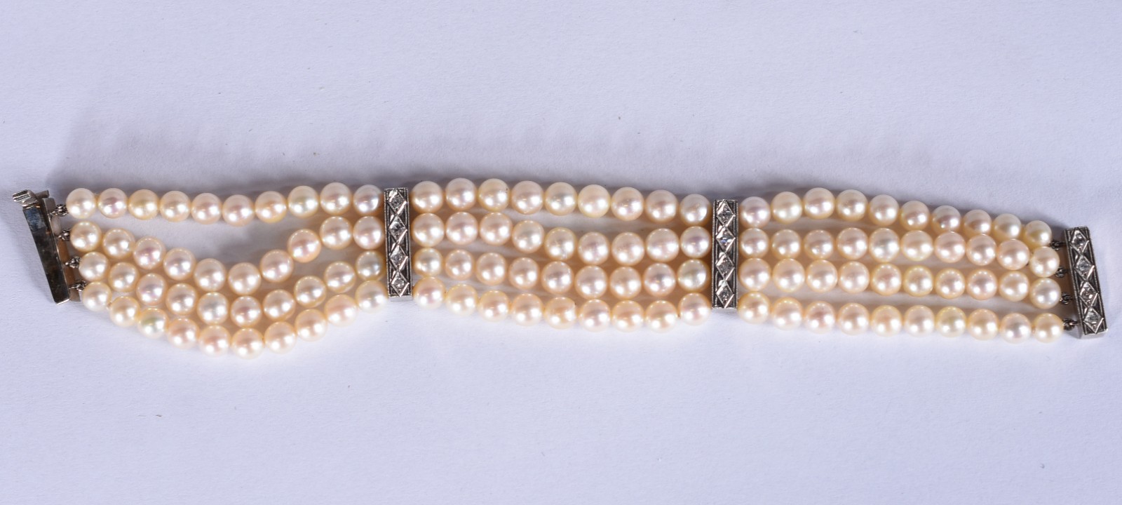 Pulseira de 4 voltas de perolas com fecho de ouro branco e brilhantes... - foto 3 de 4