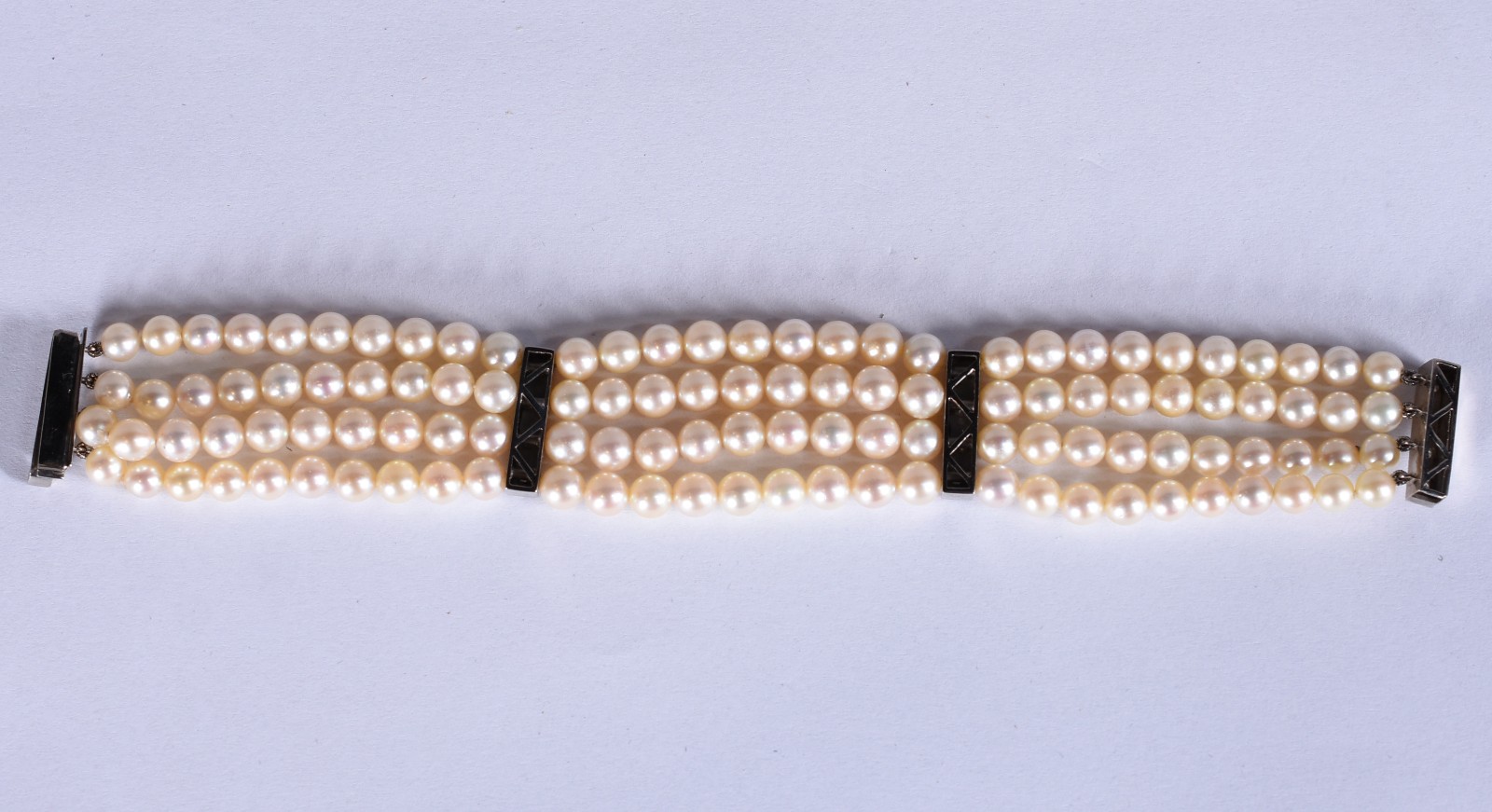 Pulseira de 4 voltas de perolas com fecho de ouro branco e brilhantes... - foto 4 de 4