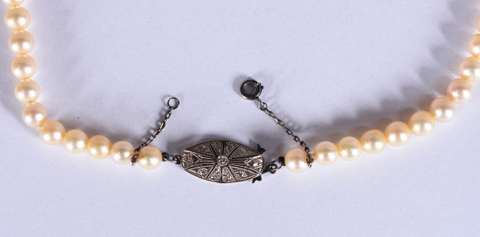 Colar de pérolas com fecho de ouro branco (Por motivos de segurança a... - foto 1 de 4