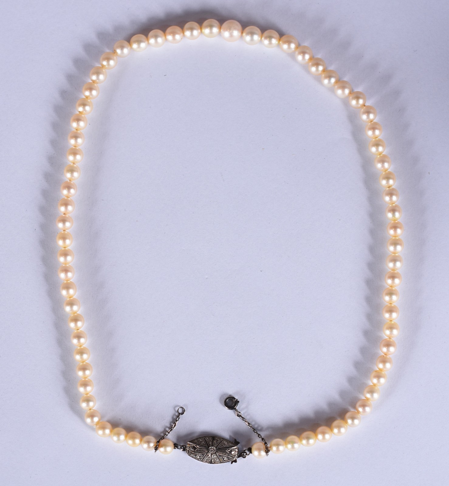 Colar de pérolas com fecho de ouro branco (Por motivos de segurança a... - foto 2 de 4