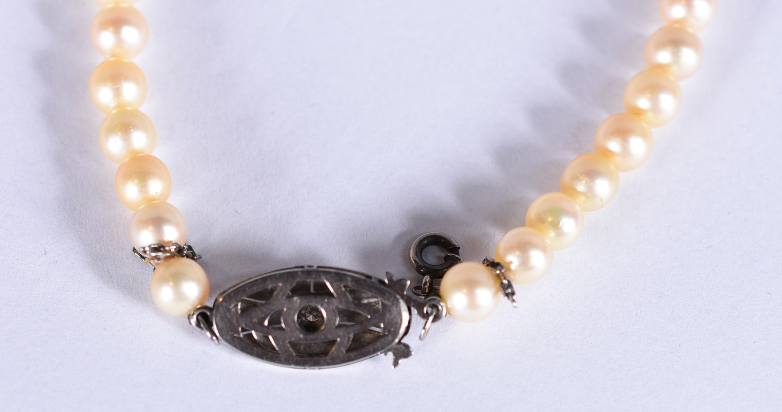 Colar de pérolas com fecho de ouro branco (Por motivos de segurança a... - foto 3 de 4