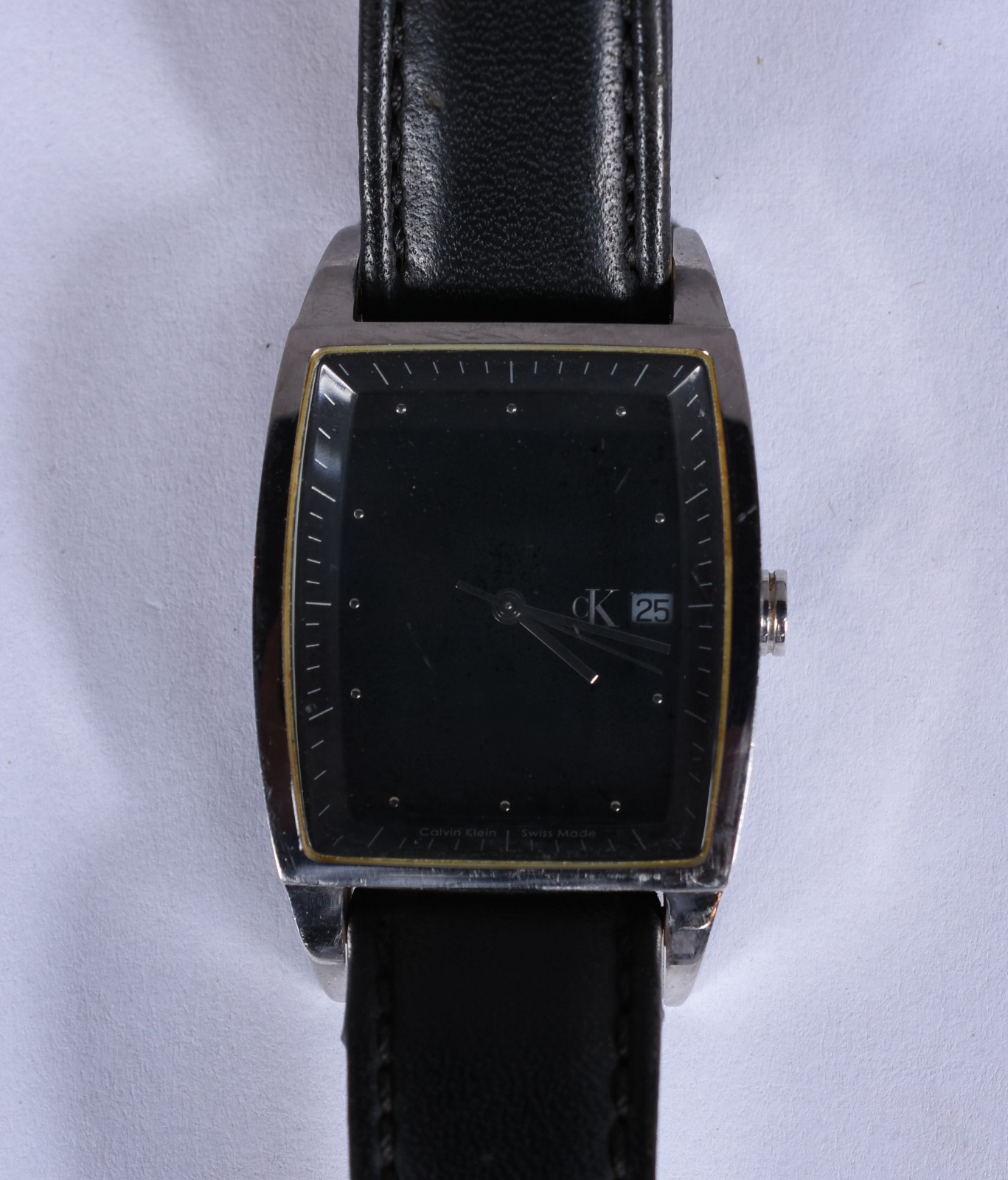 Relógio de pulso á quartz, pulseira de couro, funcionando. - foto 1 de 5