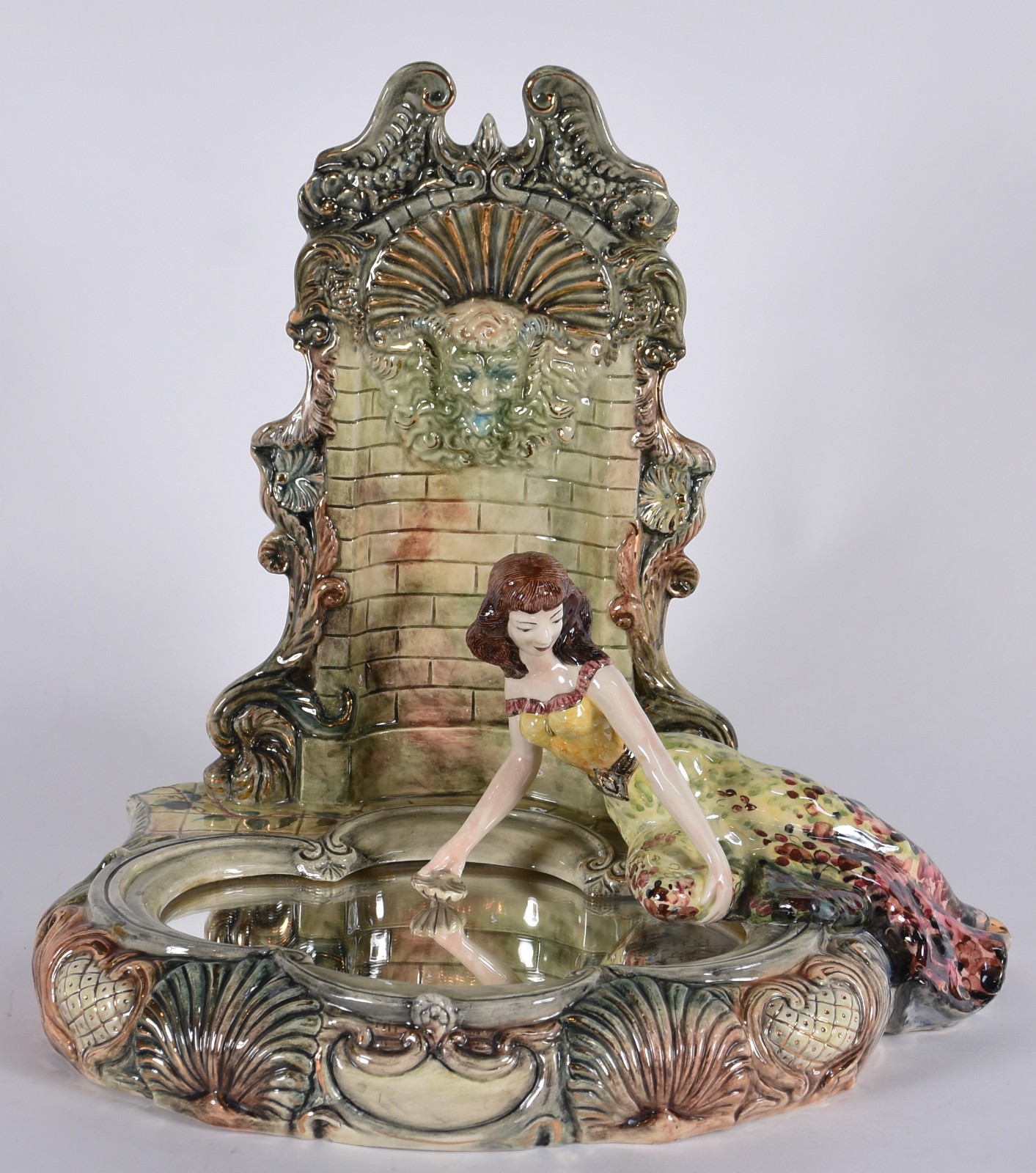Fonte de porcelana policromada, fundo espelhado com figura feminina. - foto 1 de 7