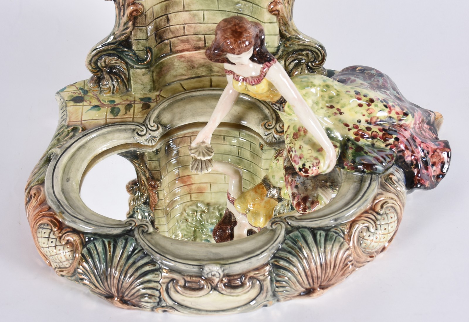 Fonte de porcelana policromada, fundo espelhado com figura feminina. - foto 2 de 7