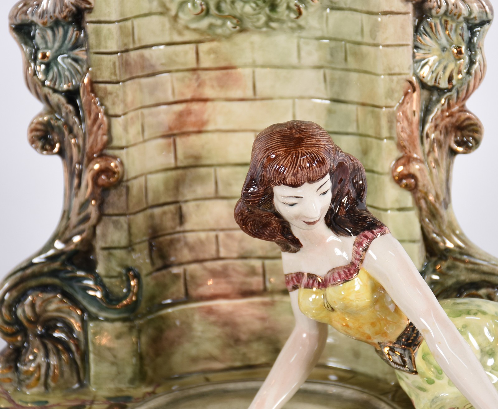 Fonte de porcelana policromada, fundo espelhado com figura feminina. - foto 3 de 7