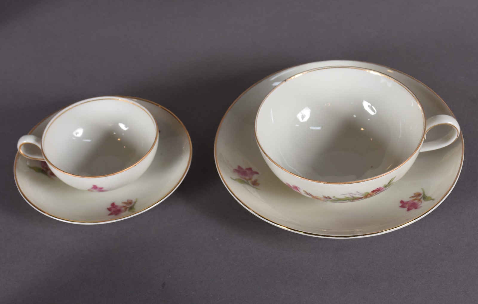 Serviço composto de: 6 xícaras de chá com pires (1 com fio de... - foto 3 de 7