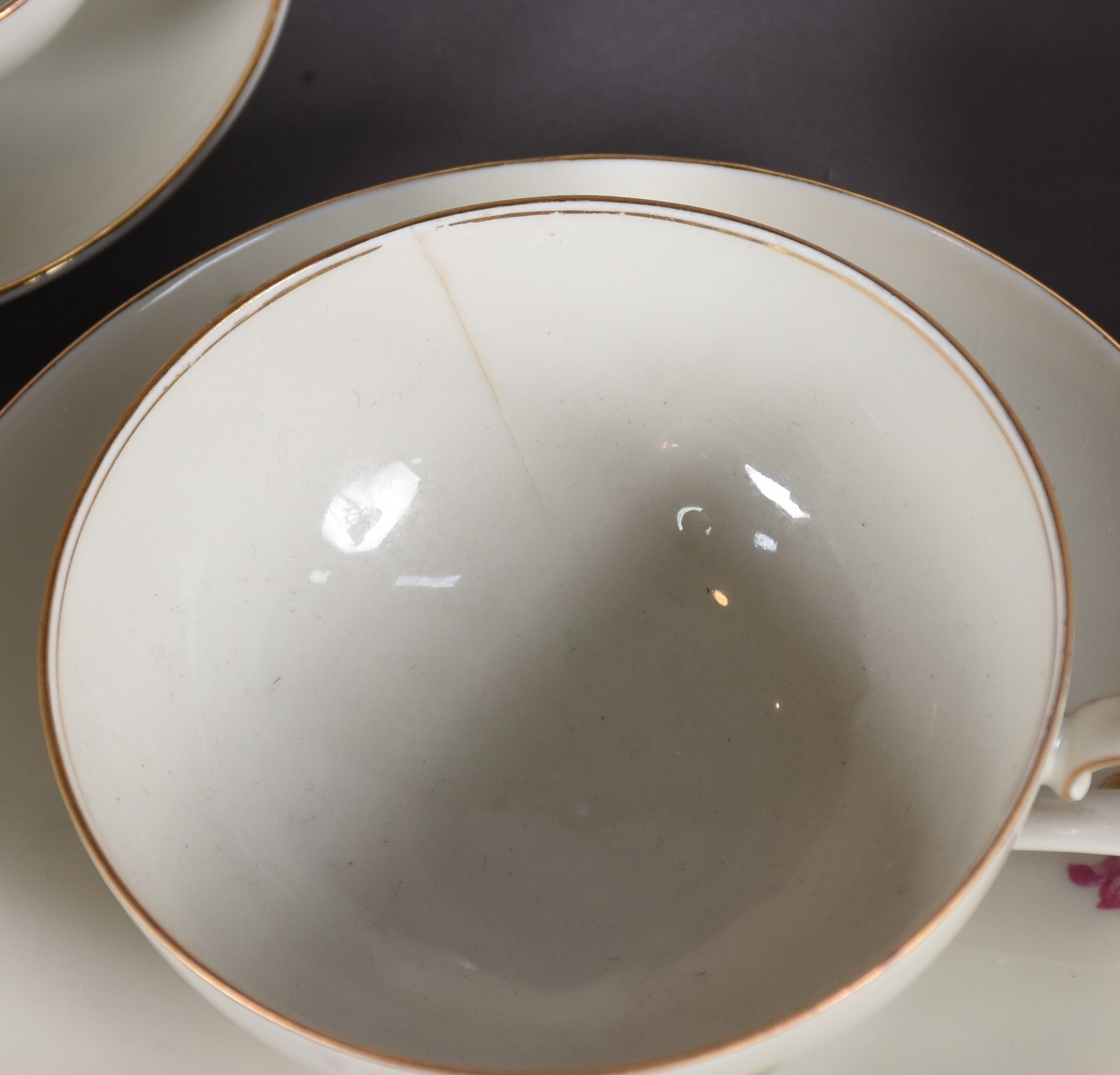 Serviço composto de: 6 xícaras de chá com pires (1 com fio de... - foto 5 de 7