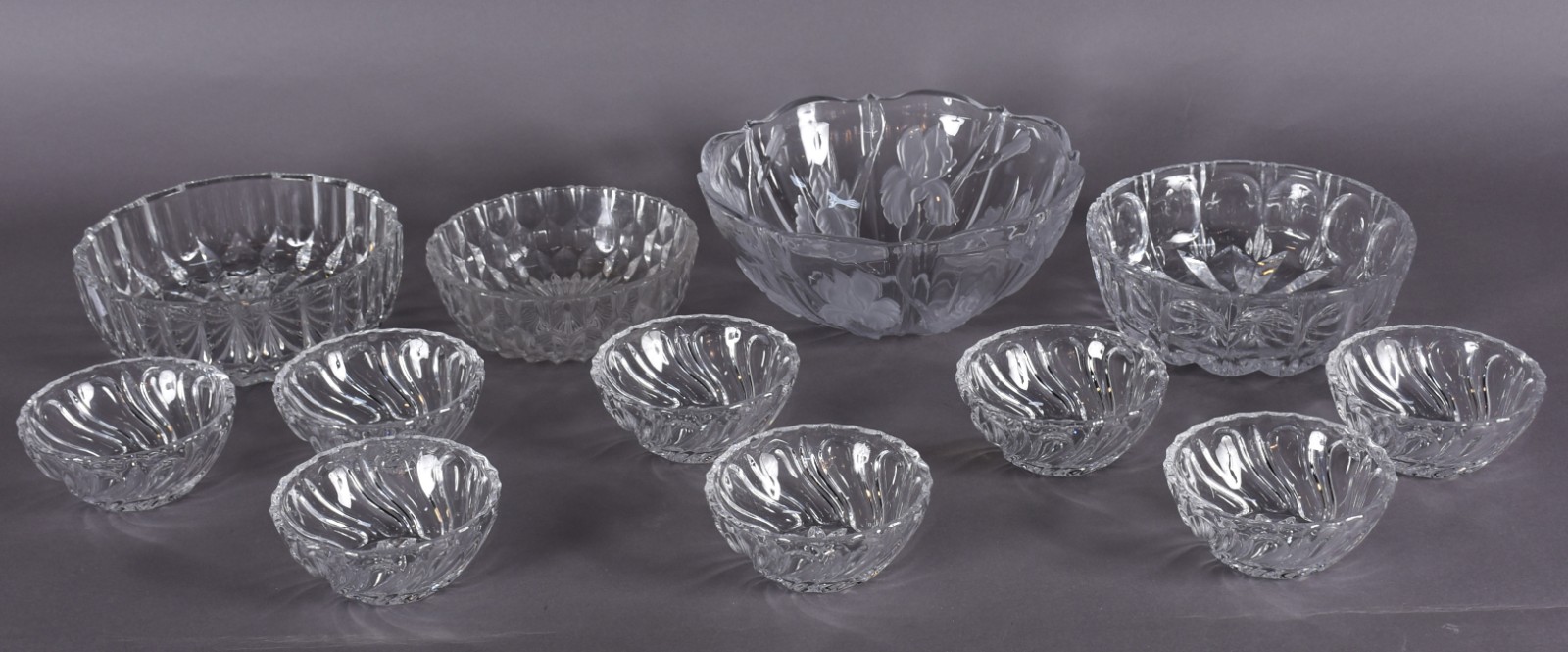 Conjunto composto de: 4 bowls e 8 saladeiras pequenas de cristal... - foto 1 de 4