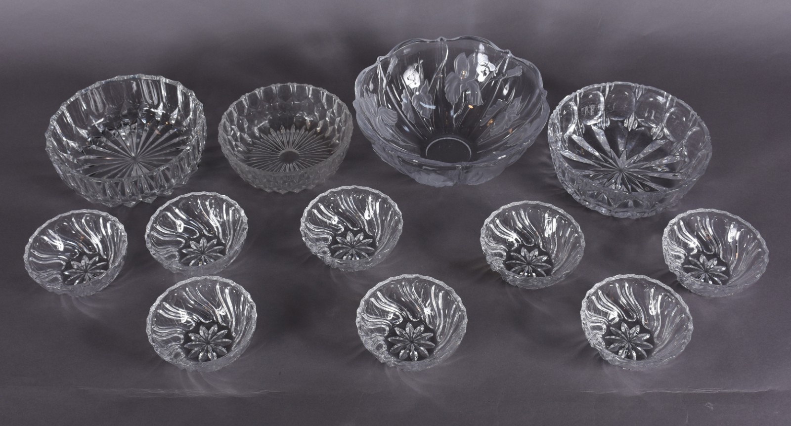Conjunto composto de: 4 bowls e 8 saladeiras pequenas de cristal... - foto 2 de 4