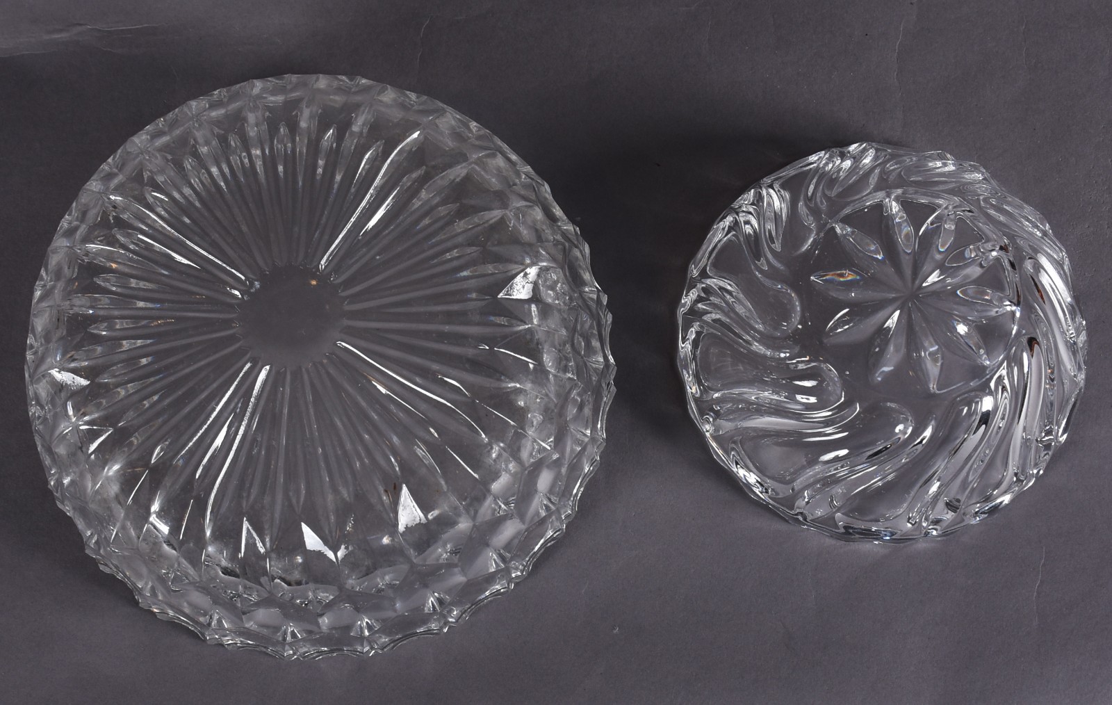Conjunto composto de: 4 bowls e 8 saladeiras pequenas de cristal... - foto 3 de 4