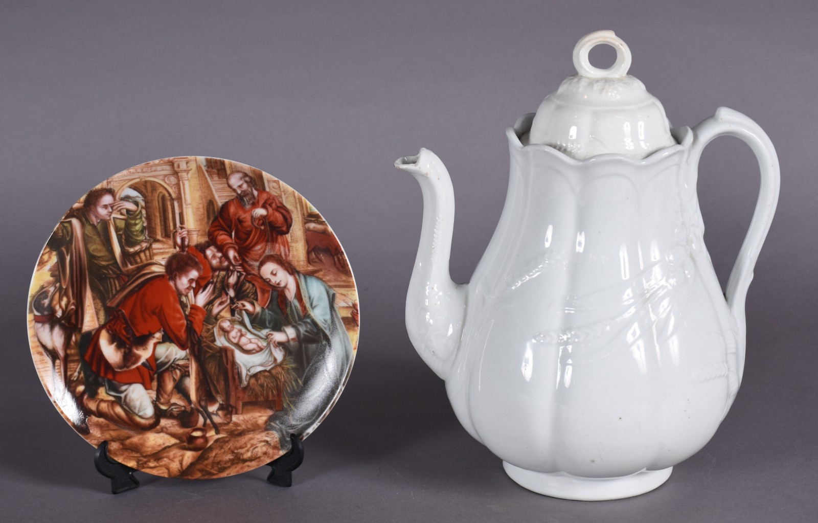 Duas peças, sendo: bule de porcelana inglesa branca e prato portugues... - foto 1 de 6