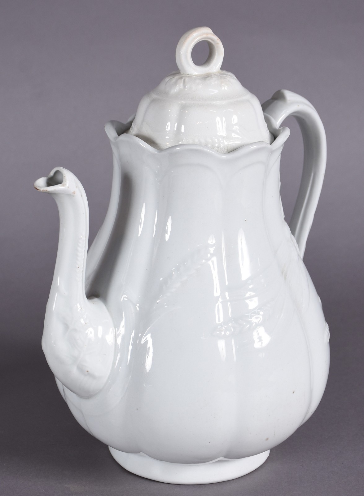 Duas peças, sendo: bule de porcelana inglesa branca e prato portugues... - foto 2 de 6