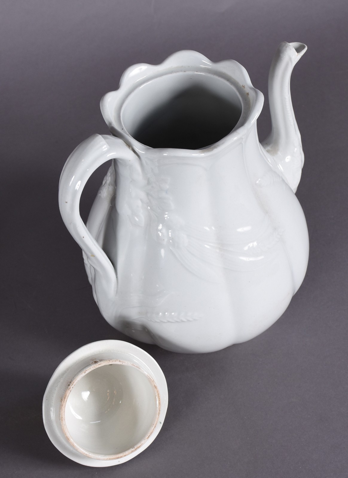 Duas peças, sendo: bule de porcelana inglesa branca e prato portugues... - foto 3 de 6