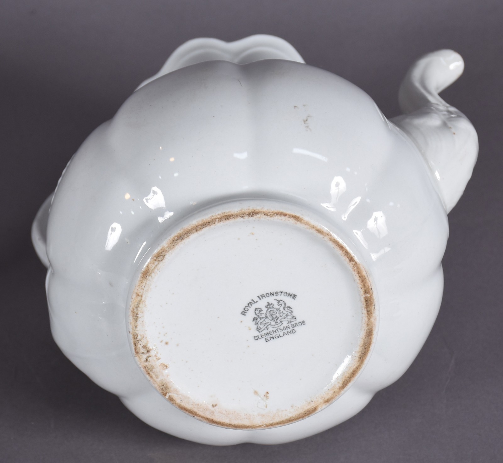 Duas peças, sendo: bule de porcelana inglesa branca e prato portugues... - foto 4 de 6