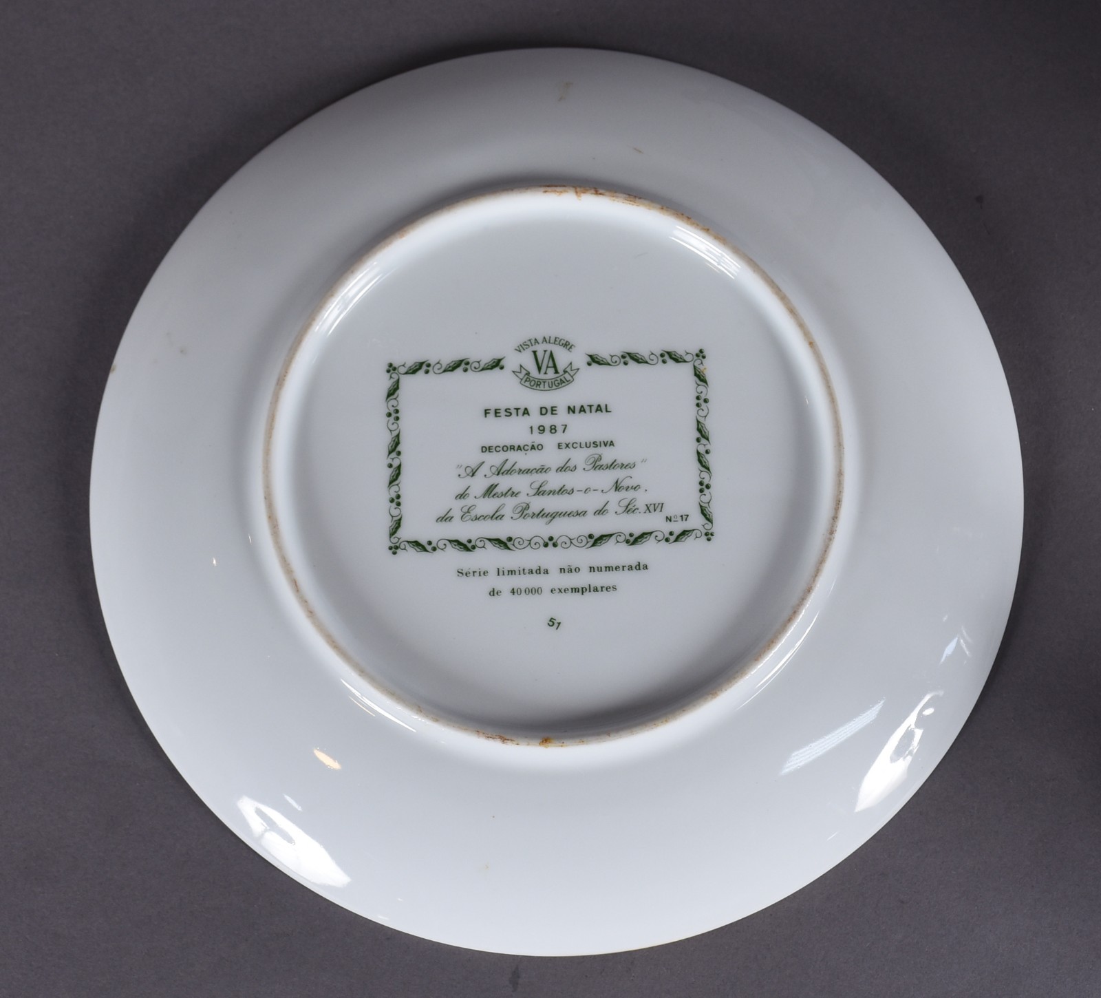 Duas peças, sendo: bule de porcelana inglesa branca e prato portugues... - foto 5 de 6