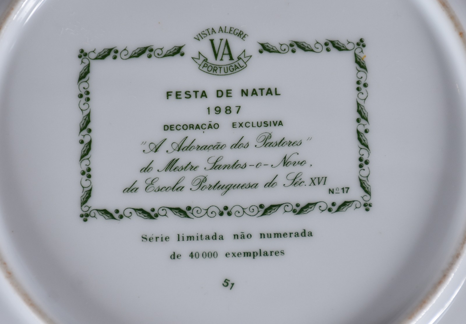 Duas peças, sendo: bule de porcelana inglesa branca e prato portugues... - foto 6 de 6