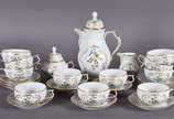 Aparelho de chá de porcelana Rozenthal composto... - Aparelho de chá de porcelana Rozenthal composto de: 11 xícaras com pires, leiteira, bule e açucareiro. Total:14 peças.