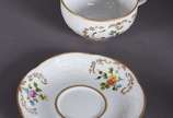Aparelho de chá de porcelana Rozenthal composto... - Aparelho de chá de porcelana Rozenthal composto de: 11 xícaras com pires, leiteira, bule e açucareiro. Total:14 peças.