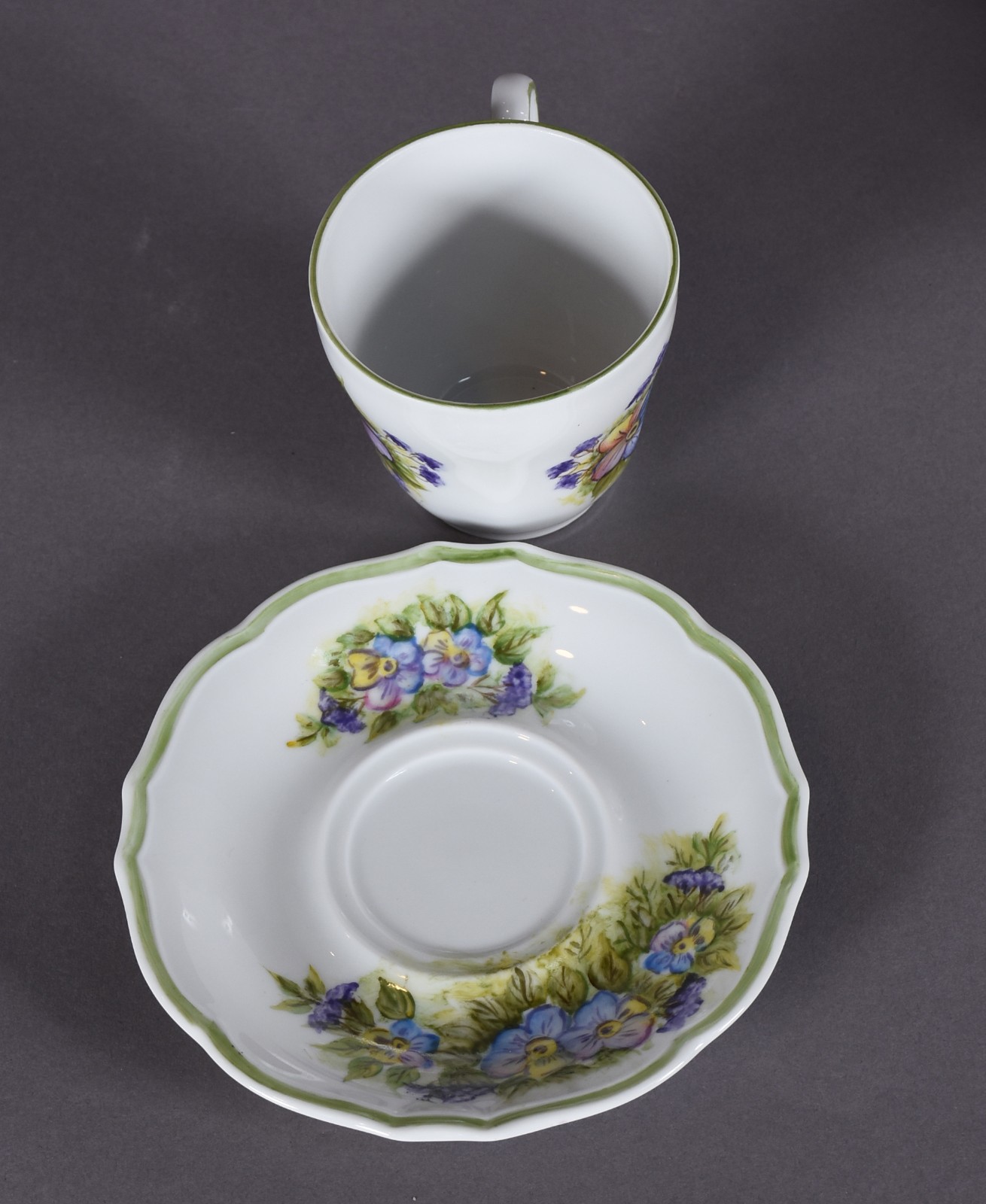 Doze xícaras com pires e açucareiro de porcelana Winterling - Germany... - foto 3 de 4