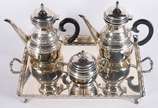 Quatro peças de metal prateado, sendo: bandeja,... - Quatro peças de metal prateado, sendo: bandeja, 2 bules e açucareiro de modelos diferentes.