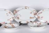Limoges (1771),  - Aparelho de jantar de porcelana francesa composto de: 38 rasos( um com fio de cabelo, e bicados)<br>18 pratos fundos (2 com fio de cabelo e 4 com bica