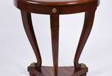 Mesa redonda de madeira nobre com 3 pernas recu... - Mesa redonda de madeira nobre com 3 pernas recurvas ligadas em platô inferior na forma triangular, pés de garras de bronze.