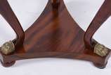 Mesa redonda de madeira nobre com 3 pernas recu... - Mesa redonda de madeira nobre com 3 pernas recurvas ligadas em platô inferior na forma triangular, pés de garras de bronze.