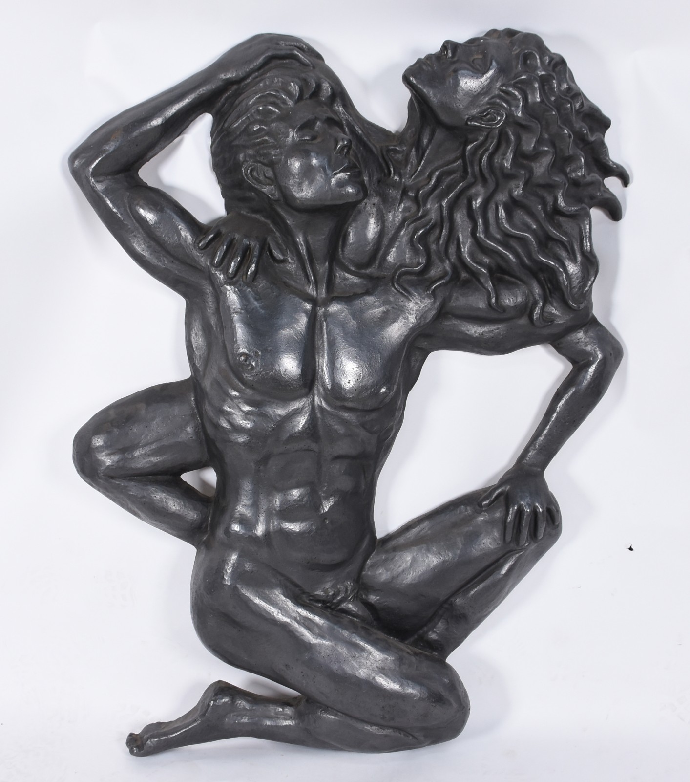 Escultura de parede de resina representando casal. - foto 3 de 4