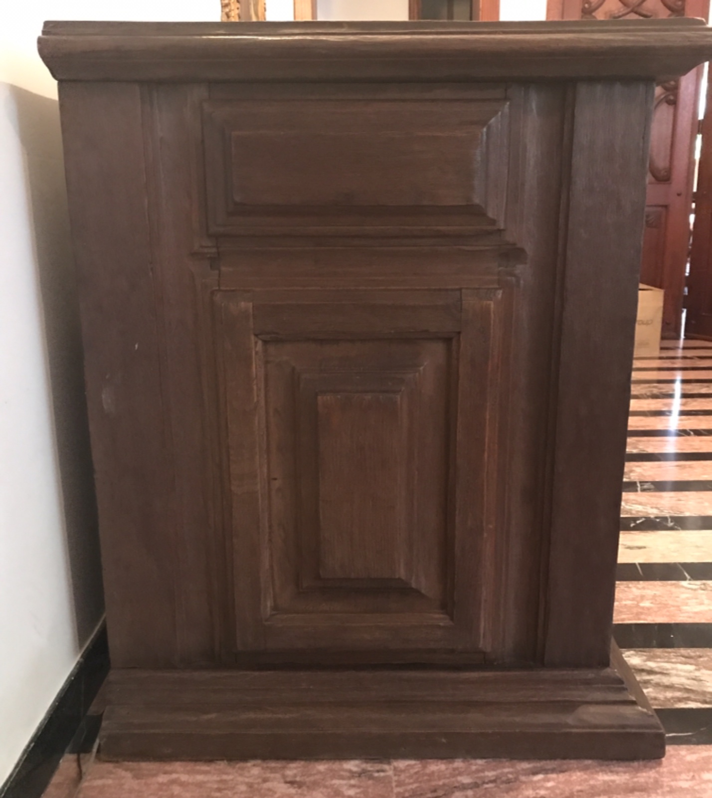 Arcaz de madeira nobre com 4 portas almofadadas e 2 gavetões... - foto 4 de 9
