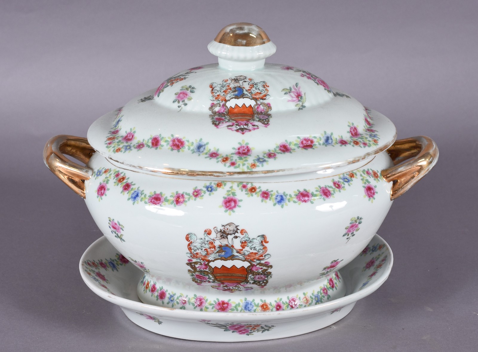 Sopeira com presentoir de porcelana decorativa ao gosto oriental... - foto 1 de 7