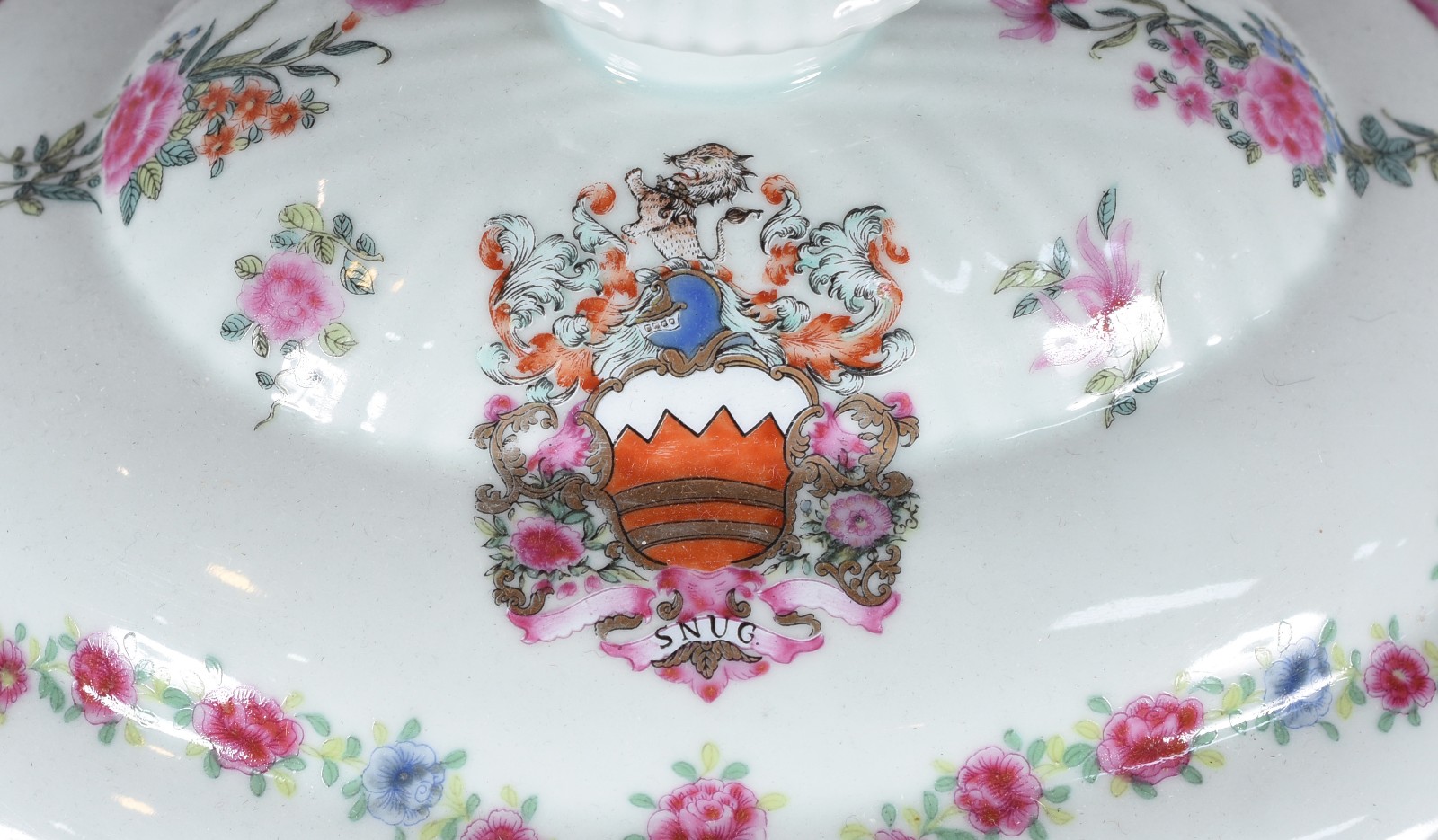 Sopeira com presentoir de porcelana decorativa ao gosto oriental... - foto 3 de 7