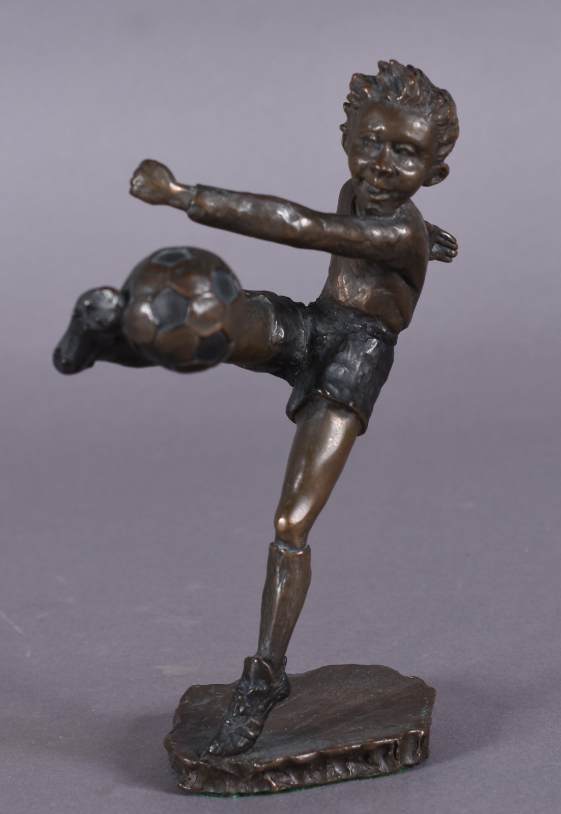 Escultura de bronze representando menino jogador, assinado. - foto 1 de 6