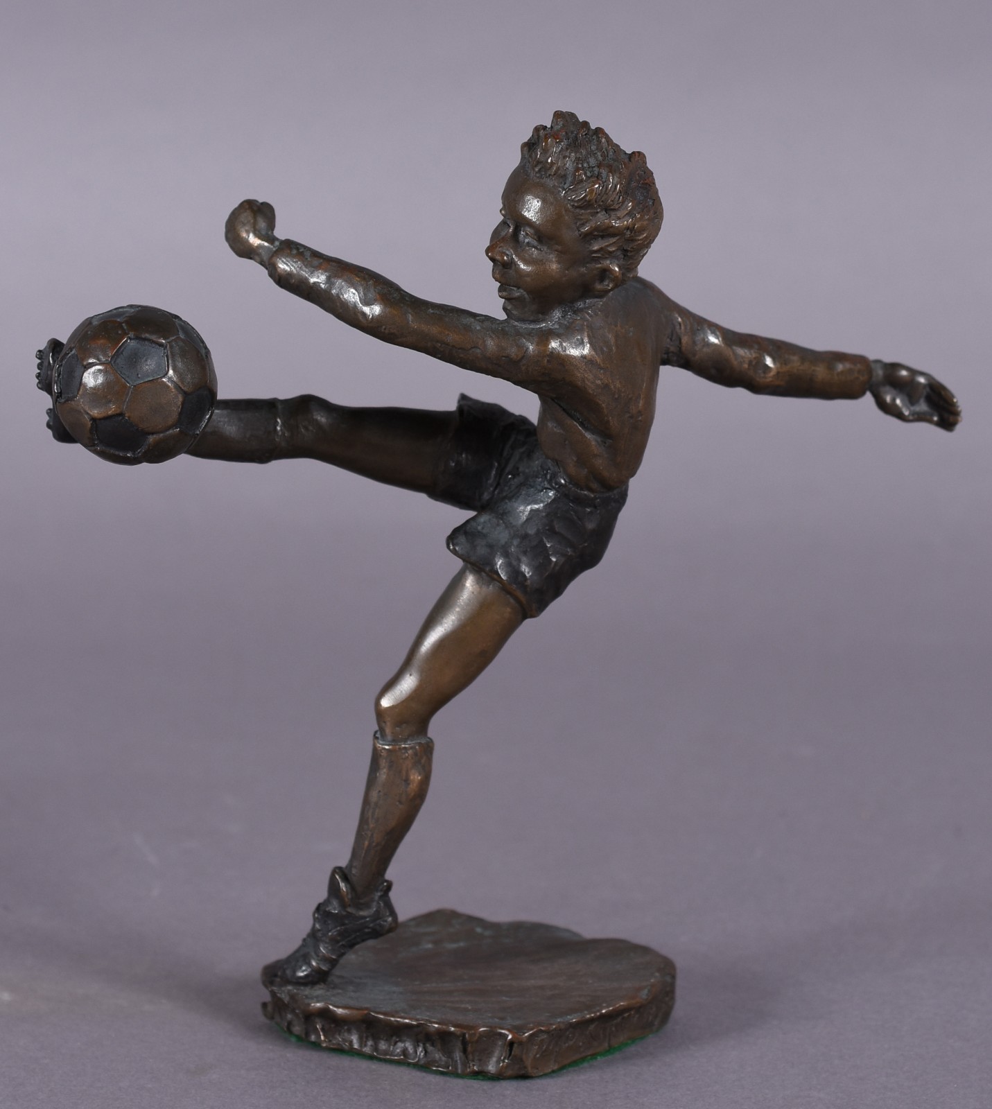Escultura de bronze representando menino jogador, assinado. - foto 2 de 6