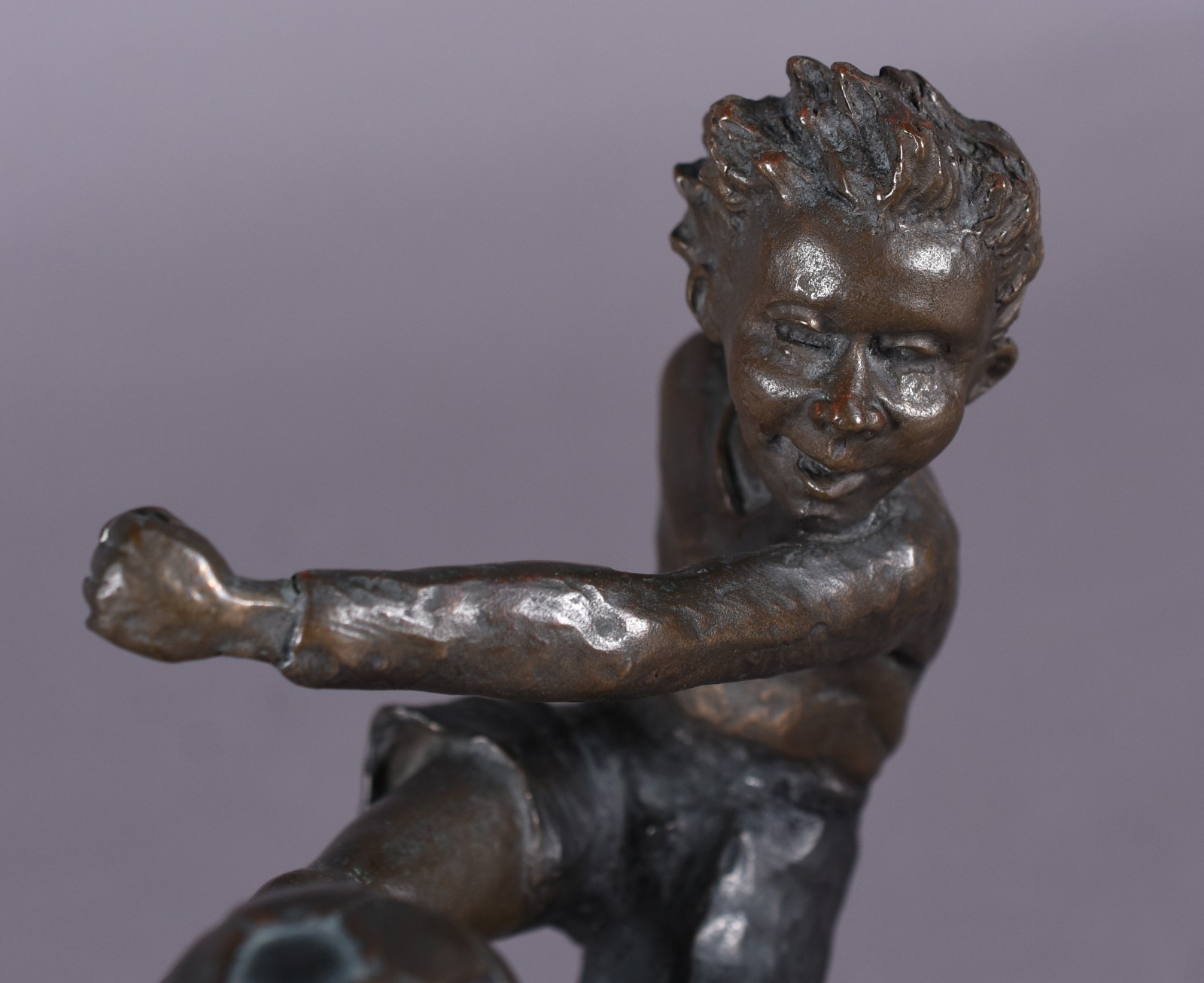 Escultura de bronze representando menino jogador, assinado. - foto 3 de 6
