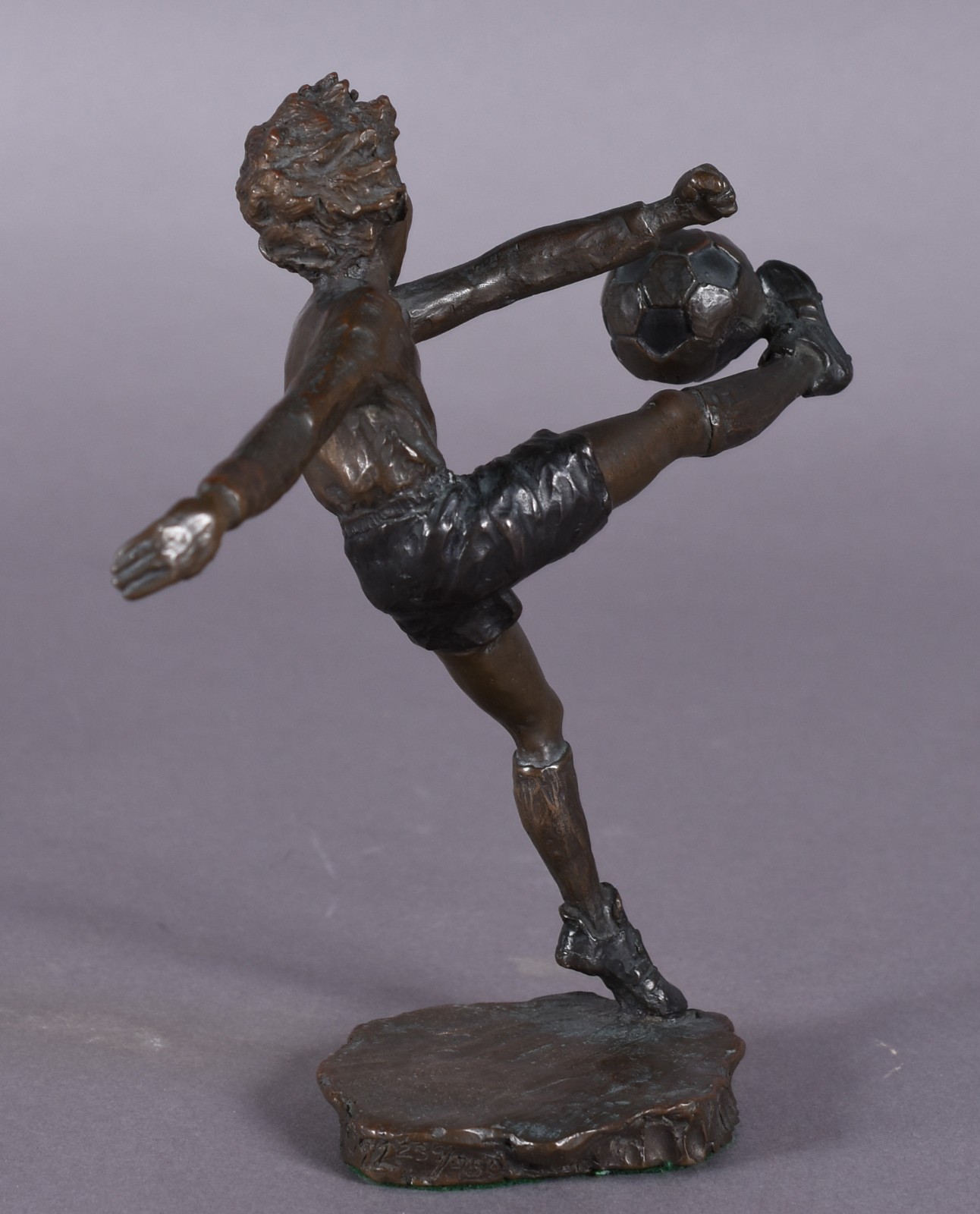 Escultura de bronze representando menino jogador, assinado. - foto 4 de 6