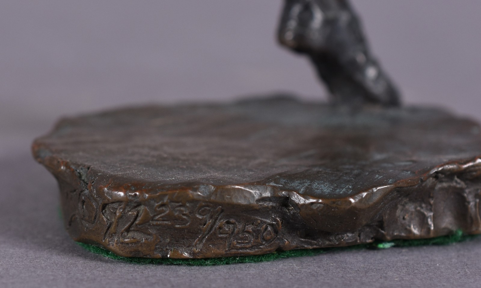 Escultura de bronze representando menino jogador, assinado. - foto 6 de 6