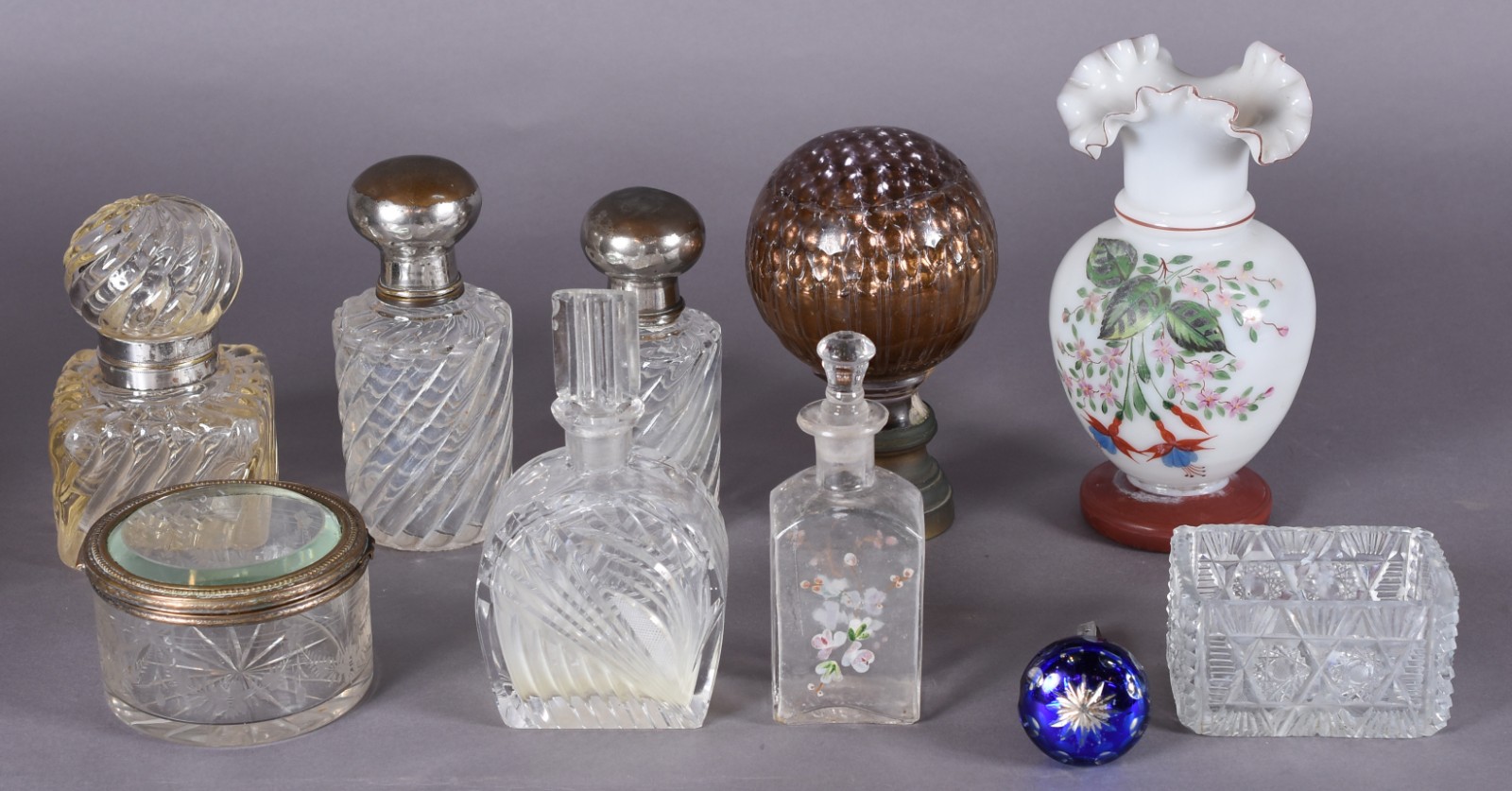 Diversas peças, sendo: sete frascos cristal/vidro com detalhes de... - foto 1 de 6