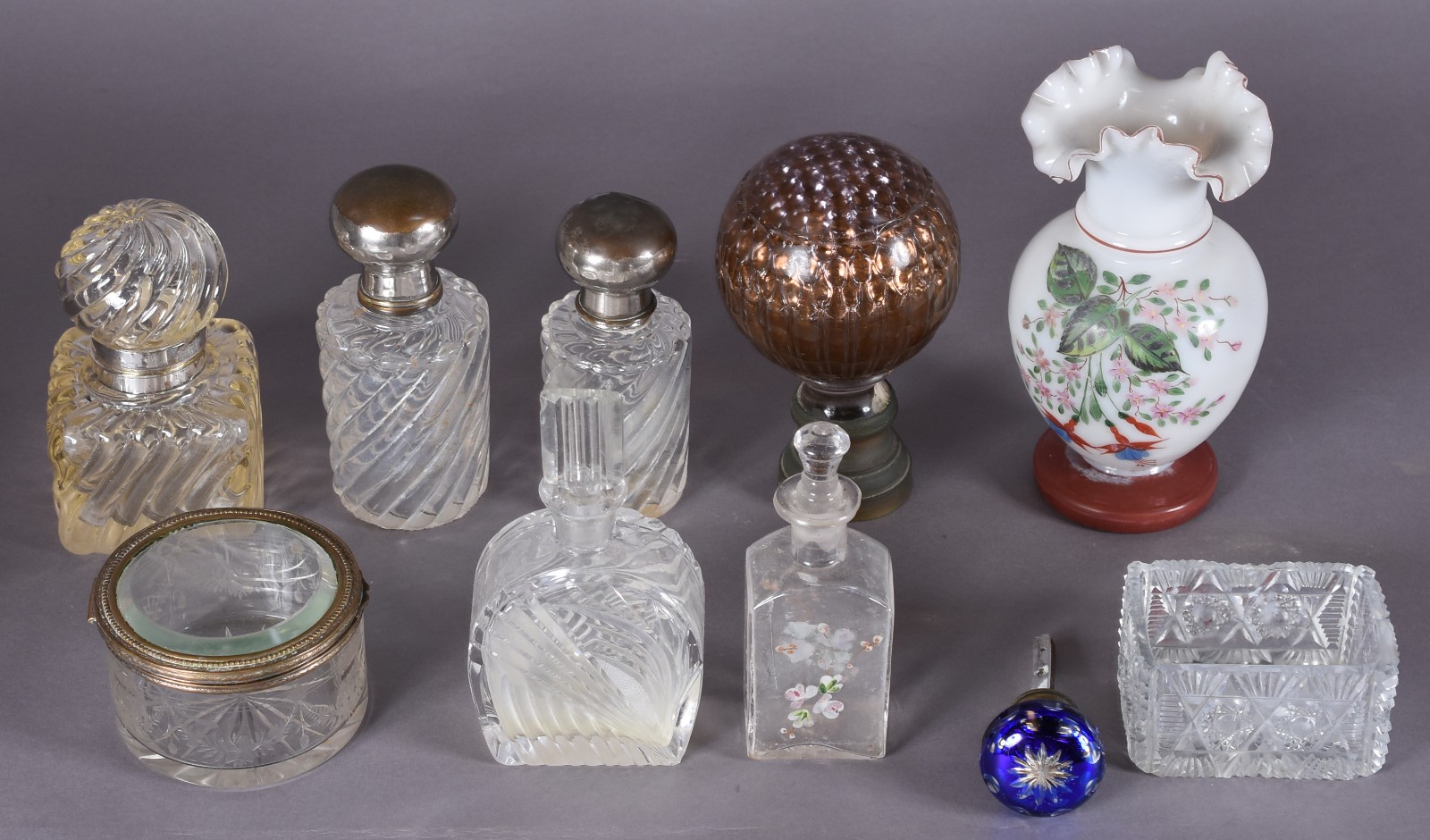 Diversas peças, sendo: sete frascos cristal/vidro com detalhes de... - foto 2 de 6