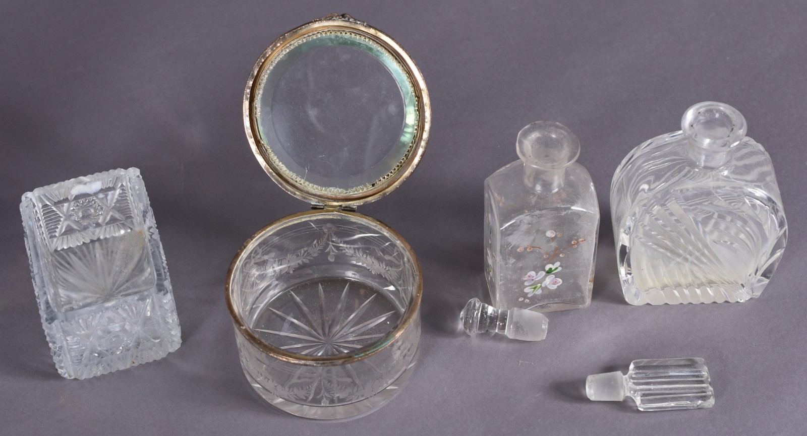 Diversas peças, sendo: sete frascos cristal/vidro com detalhes de... - foto 4 de 6