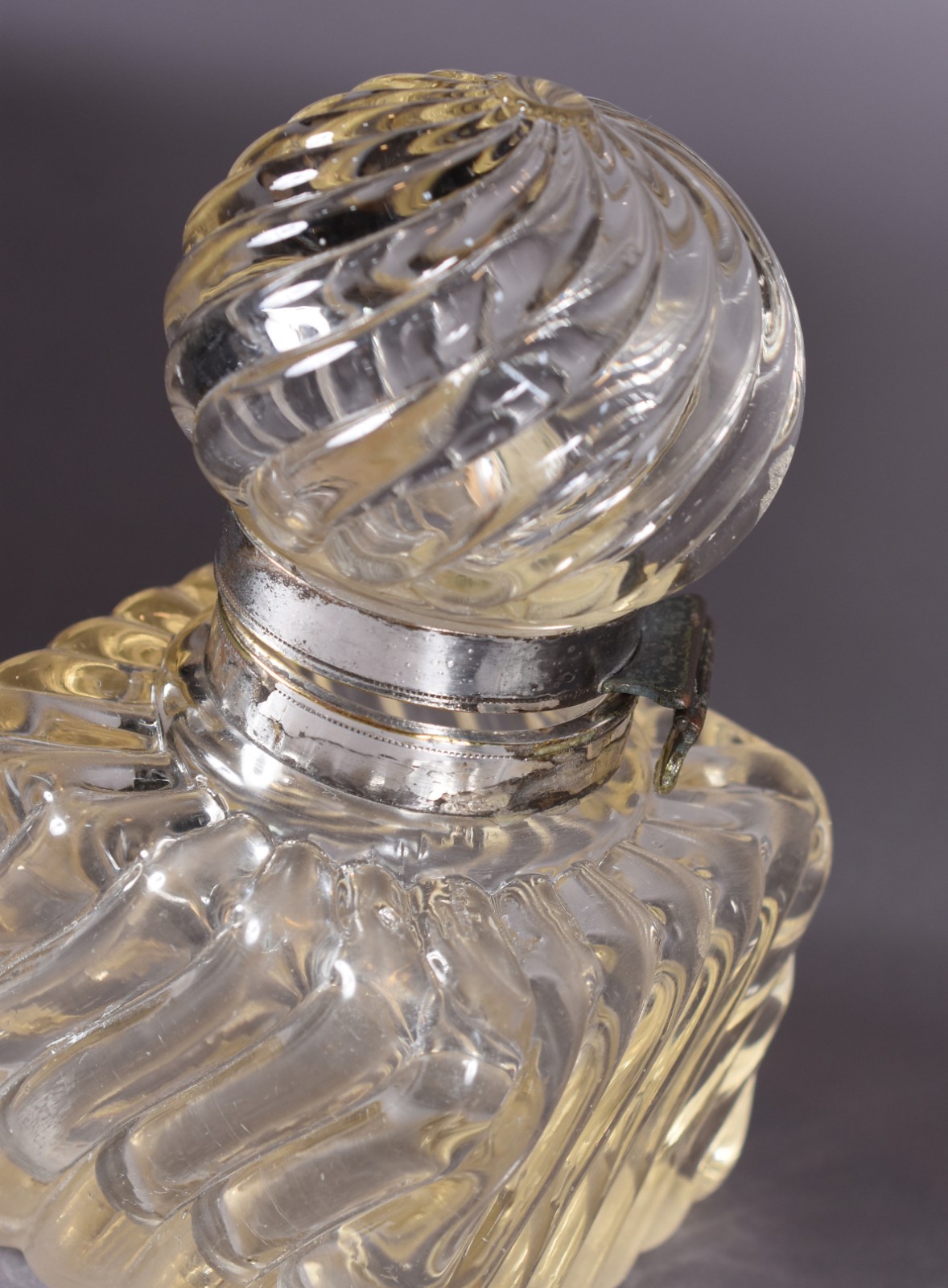 Diversas peças, sendo: sete frascos cristal/vidro com detalhes de... - foto 5 de 6