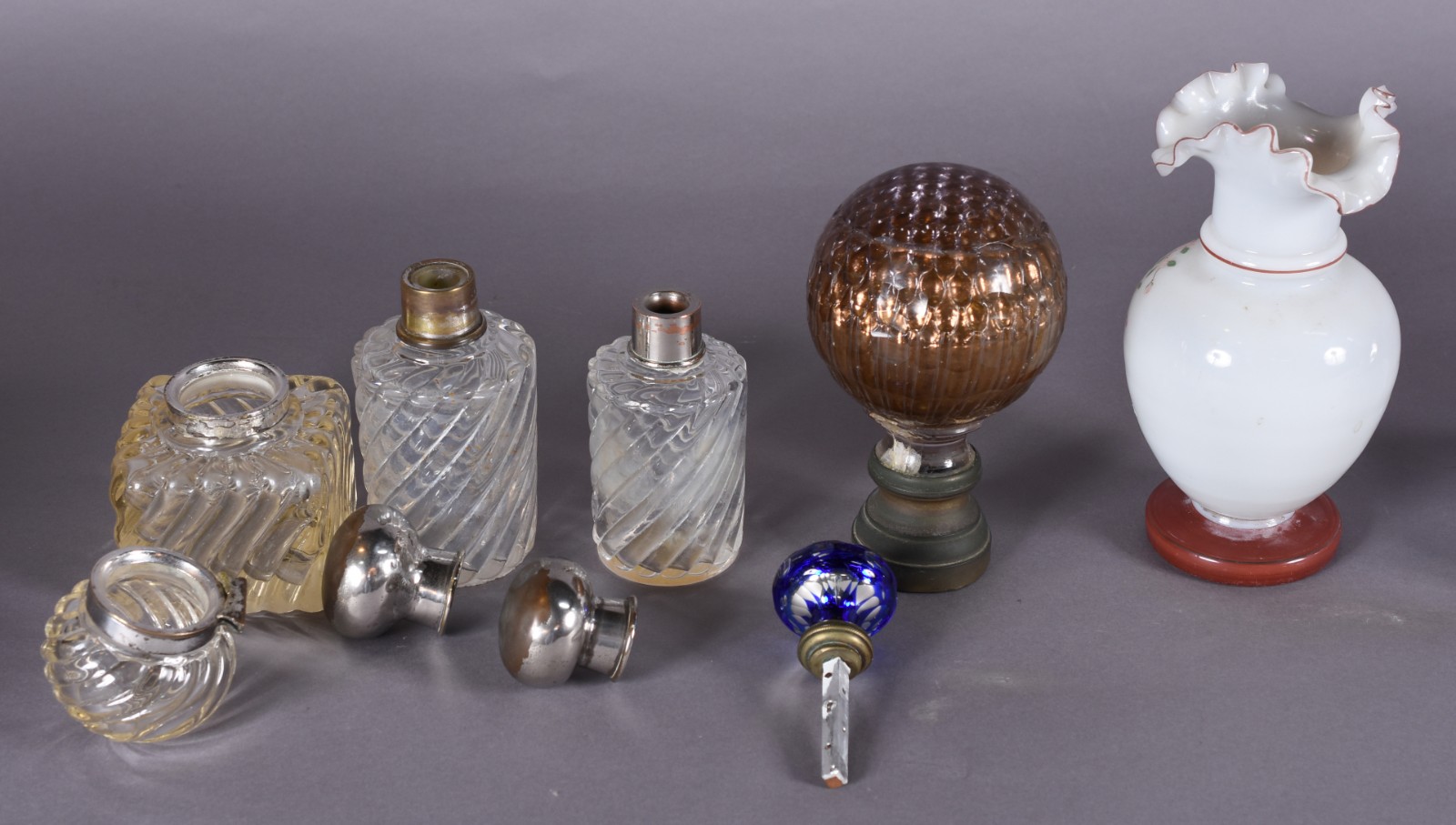 Diversas peças, sendo: sete frascos cristal/vidro com detalhes de... - foto 6 de 6