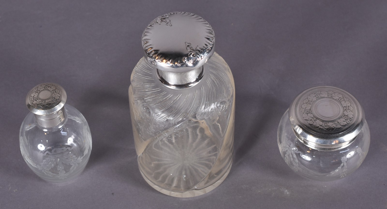 Três frascos de cristal com tampas de prata. Peso das tampas de... - foto 2 de 7