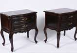 Par de mesas laterais de madeira nobre com 2 ga... - Par de mesas laterais de madeira nobre com 2 gavetas, puxadores de metal, estilo Luis XV.