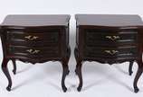 Par de mesas laterais de madeira nobre com 2 ga... - Par de mesas laterais de madeira nobre com 2 gavetas, puxadores de metal, estilo Luis XV.