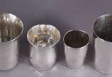Quatro copos diversos de prata de lei. Peso da ... - Quatro copos diversos de prata de lei. Peso da prata: 280 g (Por motivos de segurança a peça não se encontra na loja)