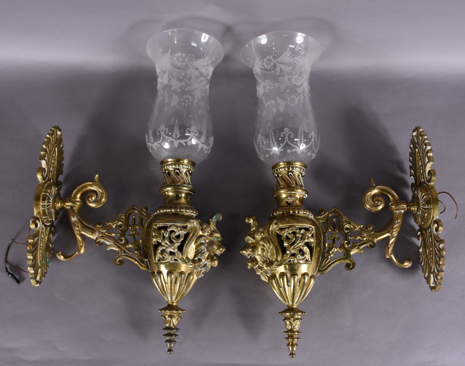 Par de apliques de bronze, cúpulas de cristal. - foto 1 de 4