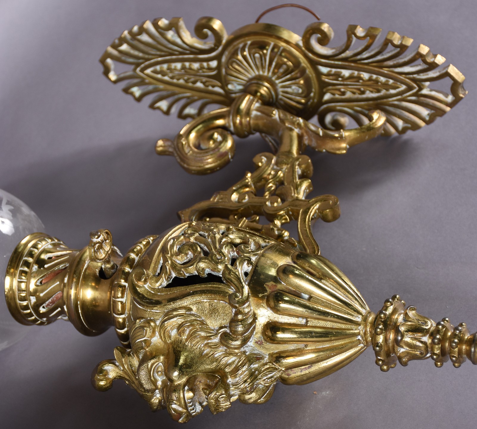 Par de apliques de bronze, cúpulas de cristal. - foto 3 de 4