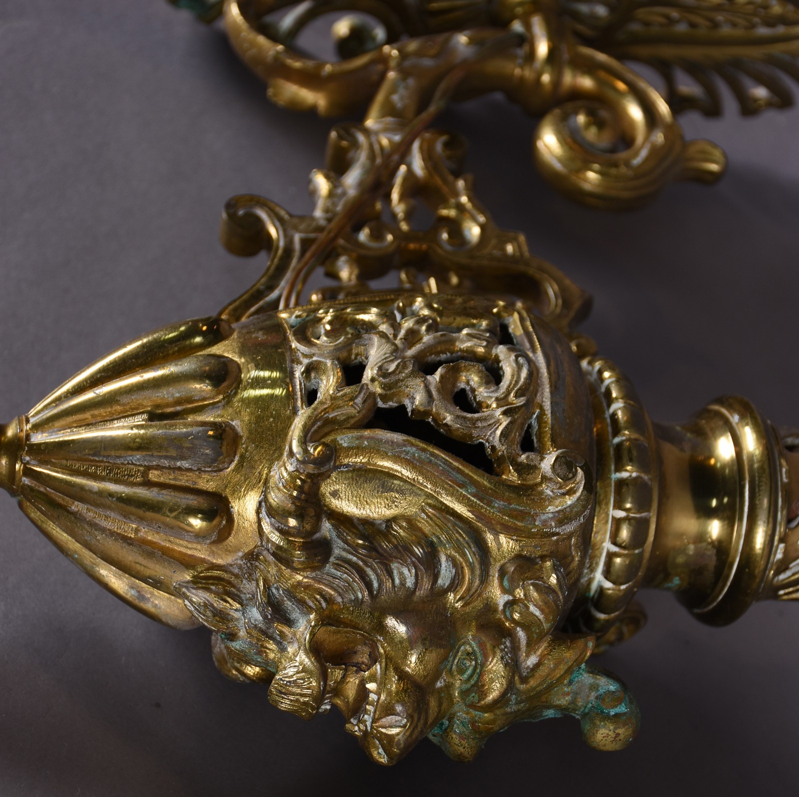 Par de apliques de bronze, cúpulas de cristal. - foto 4 de 4