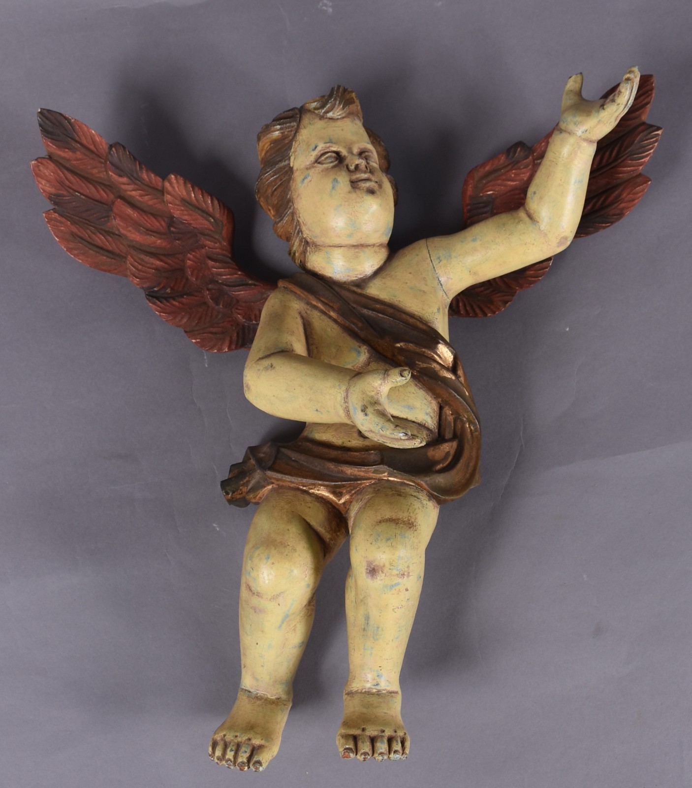 Anjo de madeira policromada com asas soltas. - foto 1 de 3