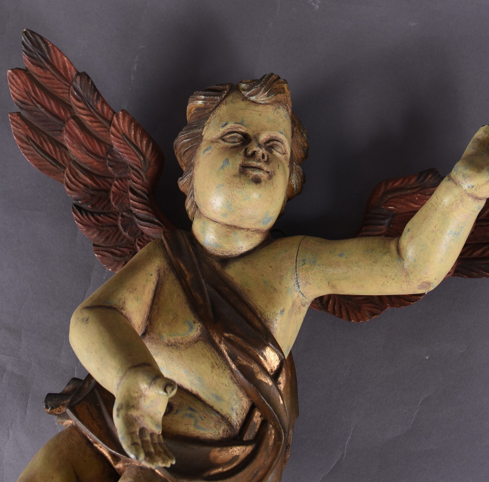 Anjo de madeira policromada com asas soltas. - foto 2 de 3